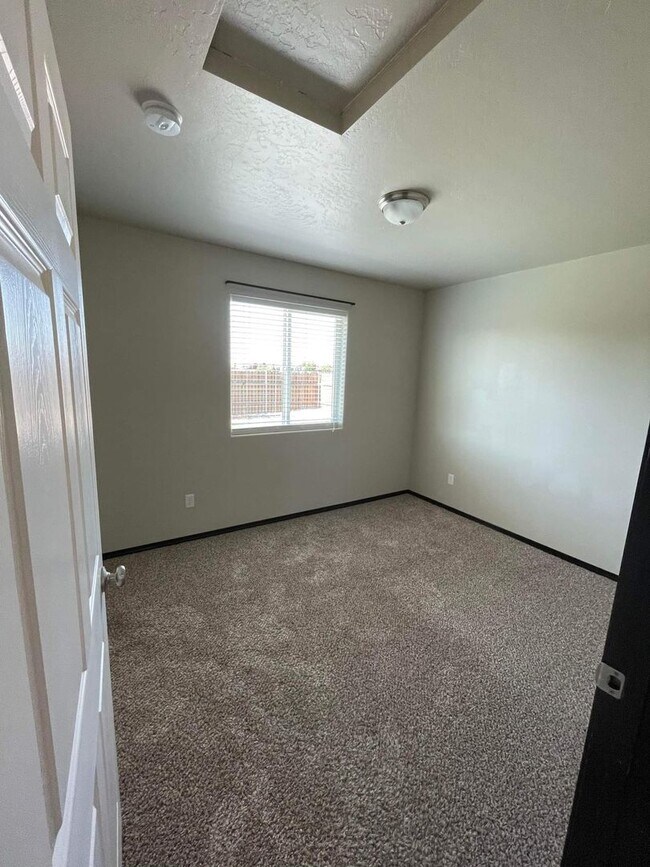 Building Photo - 402 Fortaleza Ln