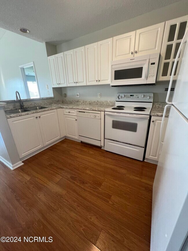 Foto del edificio - 4118 Breezewood Dr
