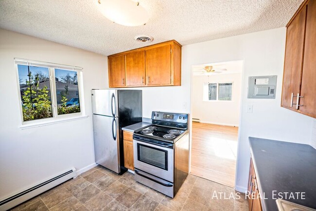 Building Photo - NEWLY REFRESHED CORNER UNIT - Beautiful 2b...