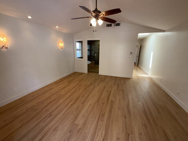 Foto del edificio - 2746 N Kenneth Rd