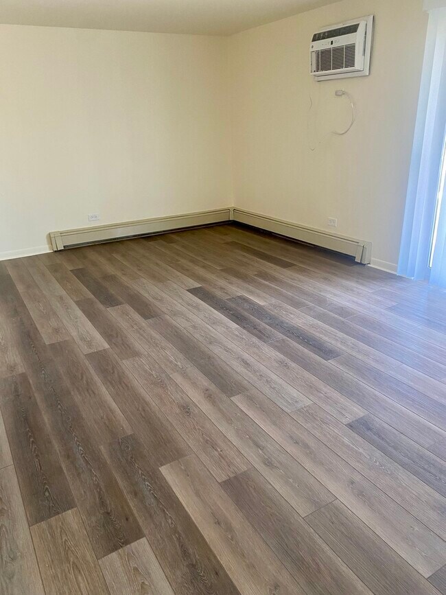 Foto del edificio - 7809 Rutherford Ave