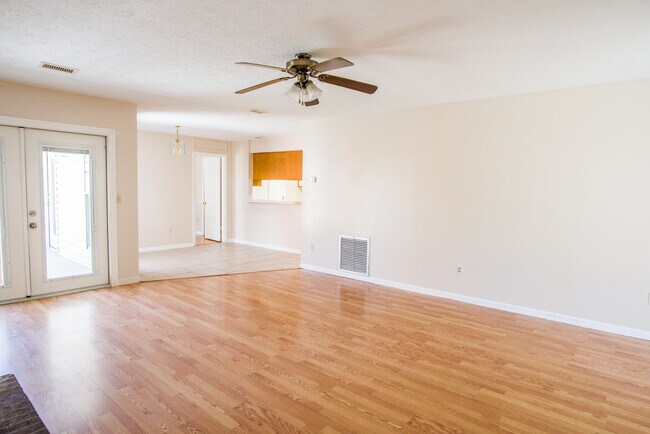 Living Room / Dining Area - 149 Heritage Cir