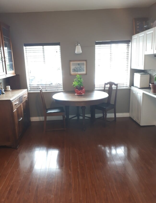 Building Photo - 894 Glenayre Dr