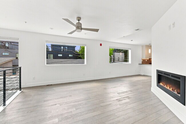 Foto del edificio - $3,640.95 with $300 Off the first month's rent, 2 Bed, 2.5 Bath Townhome in Denver with Rooftop P...