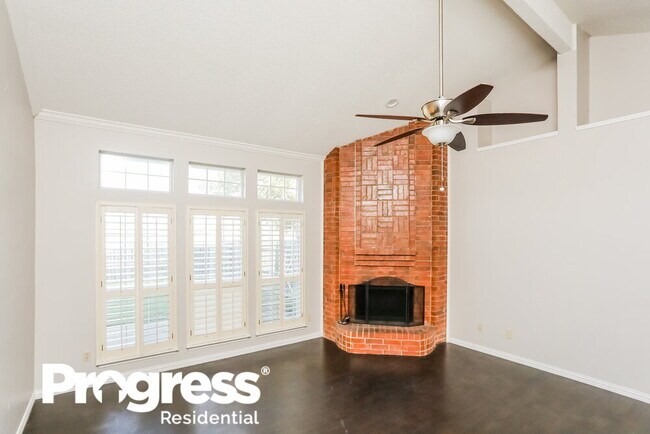 Building Photo - 701 Bridle Dr