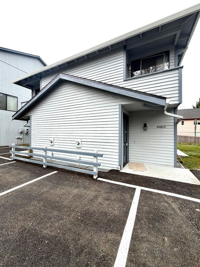 Building Photo - **SEE LEASING SPECIAL BELOW** 3 Bed 1.5 Bath Townhouse In Garden Home~ A/C~ Wood Burning Fireplac...