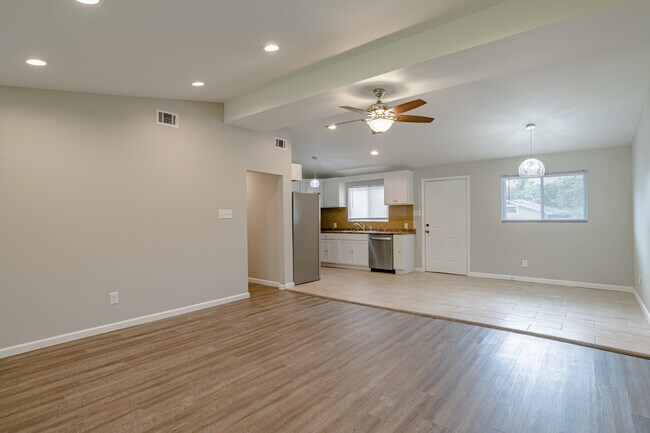 Building Photo - 2762 Brookwood Dr