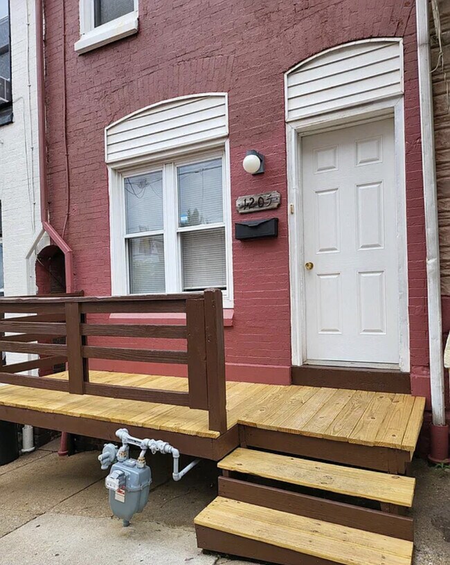 Building Photo - 1205 Elm St