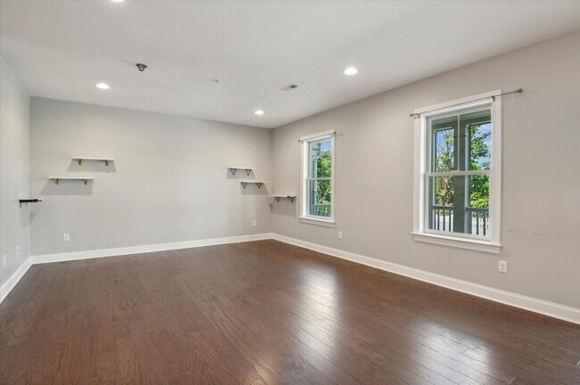 Foto del edificio - New Townhome Located at The Canal District...