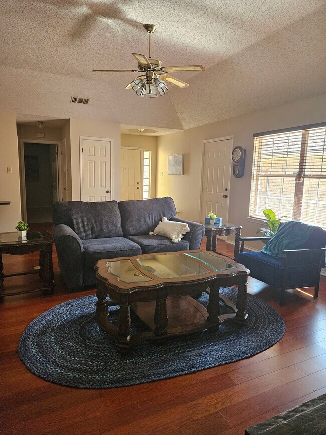 Foto del edificio - 4429 White Ash Ln