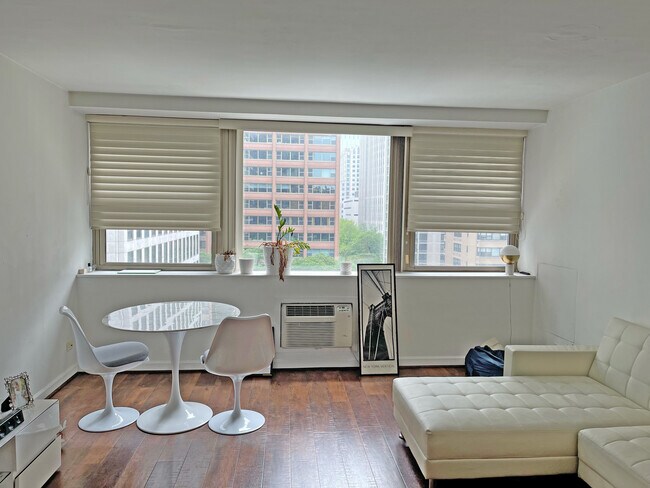 Building Photo - 253 E Delaware Pl