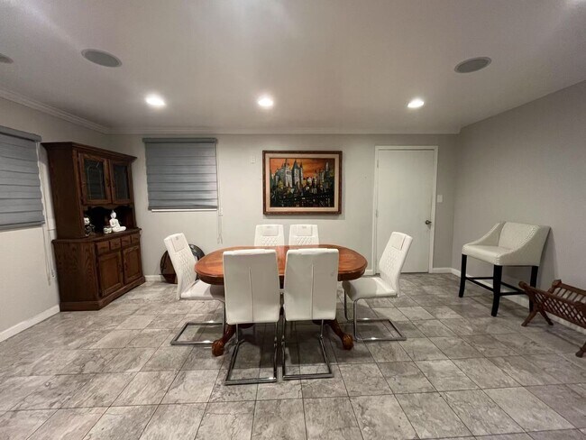 Foto del edificio - Spacious Spanish-Style Room in Prime LA Location – $850/mo