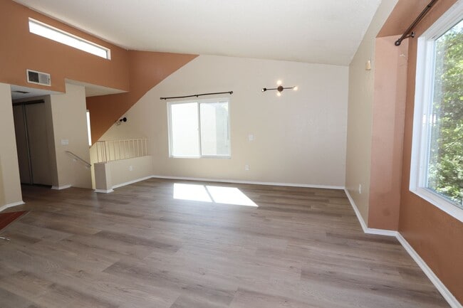 Building Photo - **24210 Sylvan Glen Rd #F Diamond Bar** 2 bedroom 2 bath Townhouse !!2 weeks free OAC!!