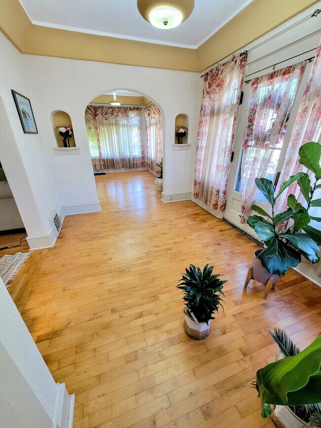 Entrada principal - 615 N Lawe St