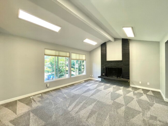 Building Photo - SIlverlake SFH with AC for rent