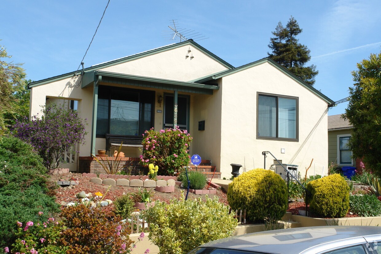 Building Photo - 5639 Santa Cruz Ave