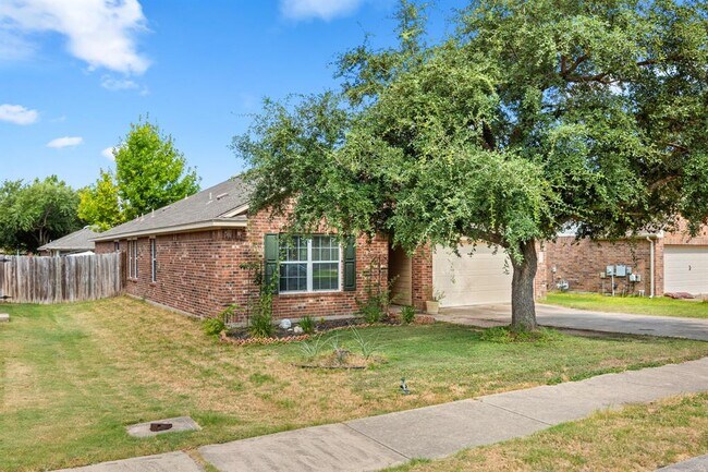 Foto del edificio - 135 Justin Leonard Dr