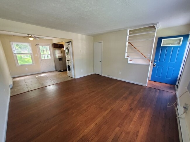 Building Photo - 422 Viscose Ave