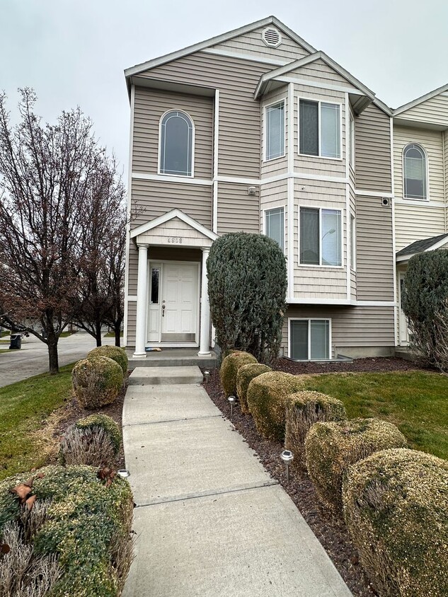 Primary Photo - MOVE IN SPECIAL! Spacious 2 bed/2.5 bath w...