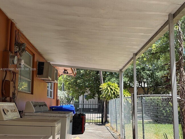 Foto del edificio - 1820 NW 19th Ave