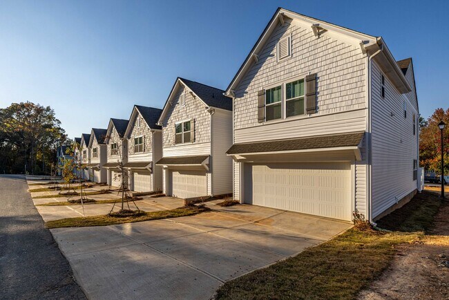 Foto del edificio - NEW 3BD Townhome Convenient to Hwy 74/ Min...