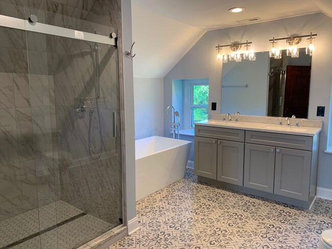 Master Bathroom - 2903 Cub Hill Rd