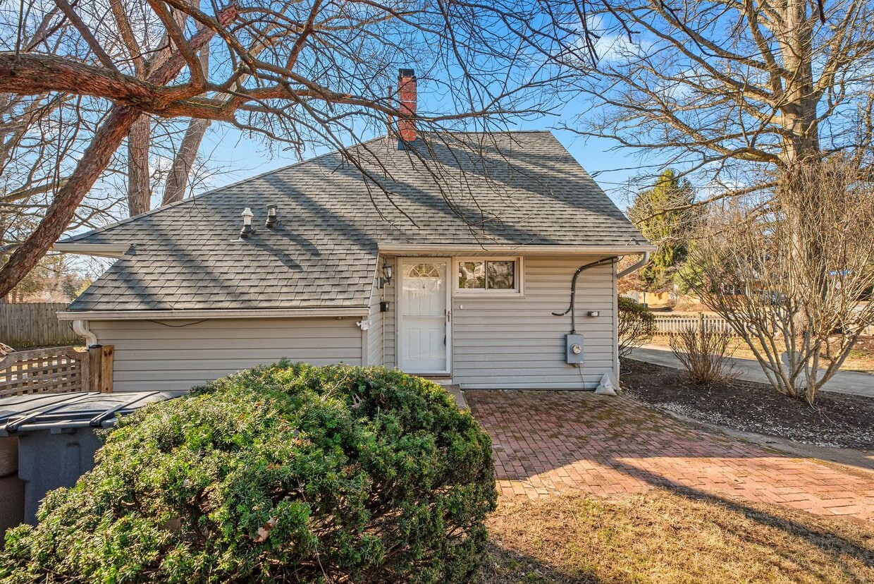 Foto principal - 4 Bed 2 Bath - Twinbrook Cape Cod - Move I...