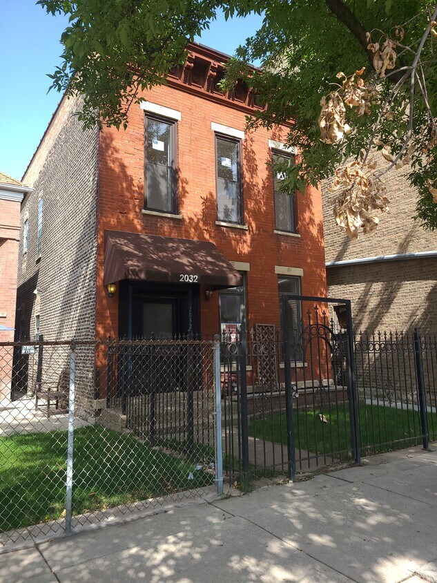 Primary Photo - 2032 W Chicago Ave