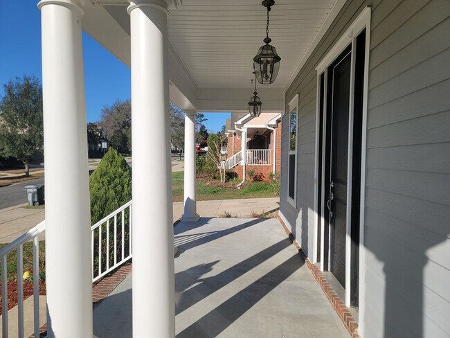 Building Photo - STUNNING Southwood 4/3.5 w/ Office, Spa Tub, Granite Counter, Fenced Yard, Lawn Maintenance, Wash...