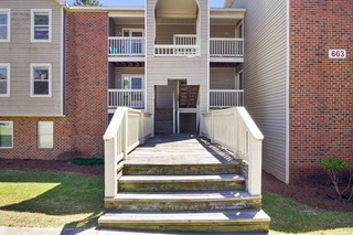 Foto del edificio - 663 Bartons Landing Pl