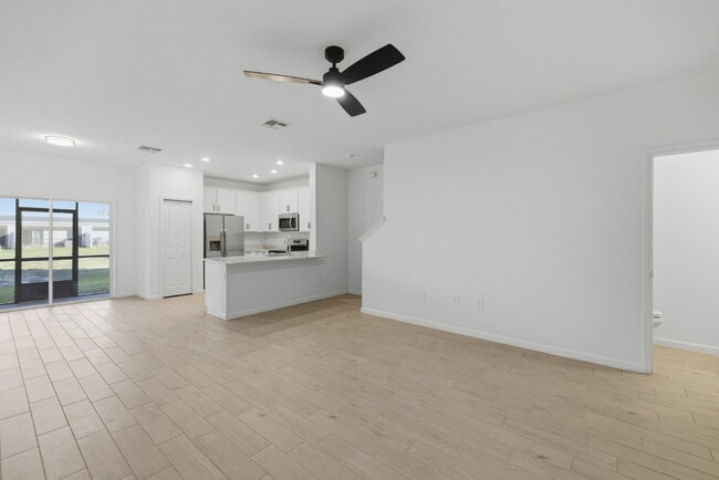 Building Photo - 3-Bedroom Oak Hammock Townhome – Internet Included!
