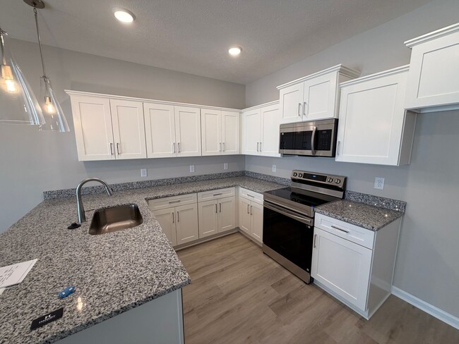 Building Photo - Newly Built 3 Bed 2.5 Bath Townhome in Tullahoma