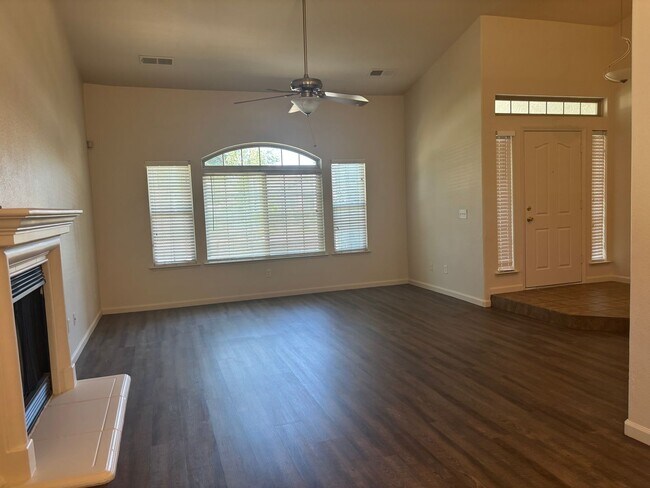 Building Photo - NE Fresno home  - Clovis Schools, near shopping & FWY 168!
