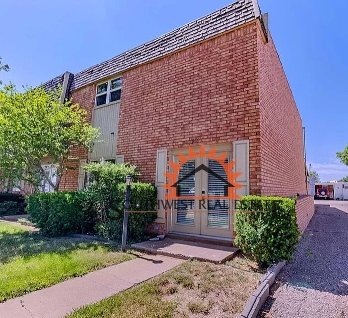 Primary Photo - 2 Bed 3 Bath Townhouse on the golf course!