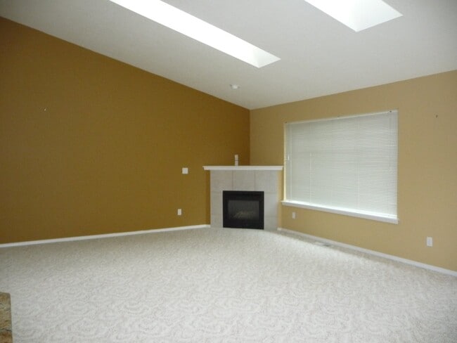 Building Photo - Spacious, West Salem Home