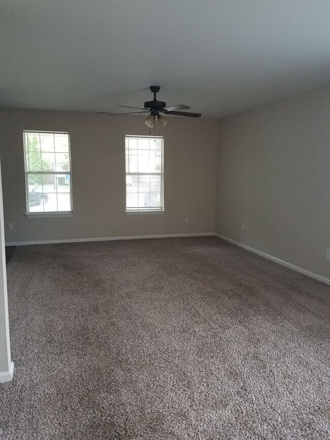 Foto del edificio - Beautiful 3 Bedroom in Quiet Neighborhood