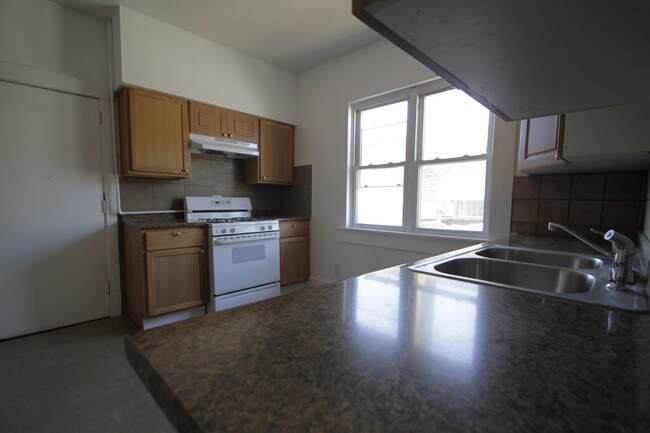 Building Photo - 4515 W Diversey Ave