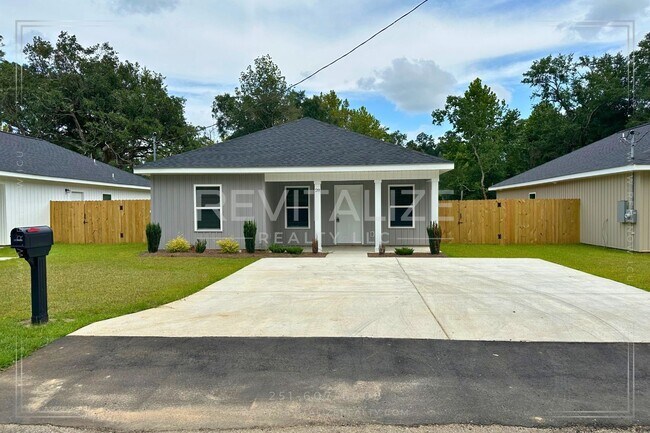 Foto del edificio - **OPEN HOUSE 08/17 1-3PM** 4 Bed/2 Bath Ho...