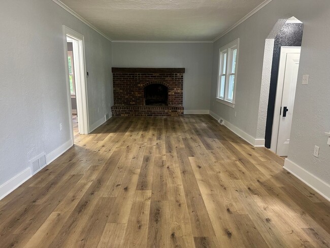 Building Photo - Three Bedroom Three Bath