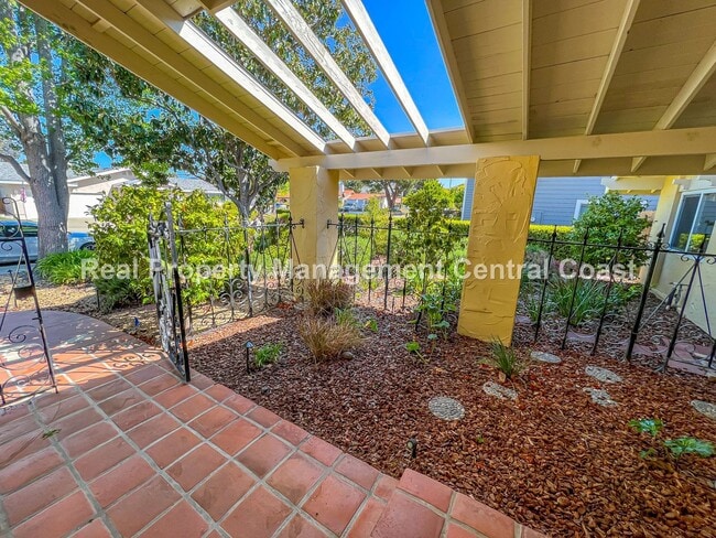 Building Photo - AVAILABLE MAY - 3 Bedroom / 2.5 Bathroom H...