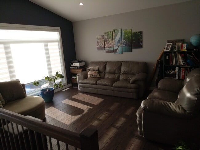 Building Photo - 166 Cougar Crescent