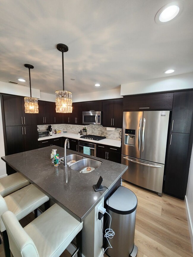 Foto del edificio - Stunning 3-Bedroom Townhome with Modern Up...