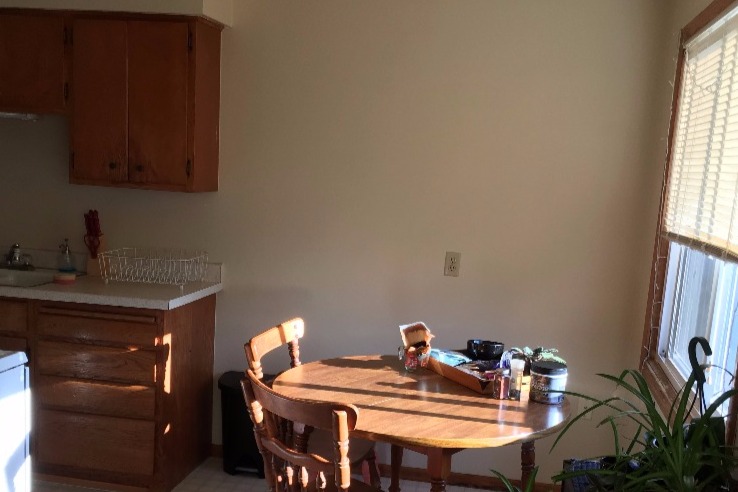 Dining Area - 520 Almond St N