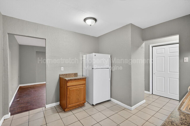 Building Photo - 1218 Maple Ave