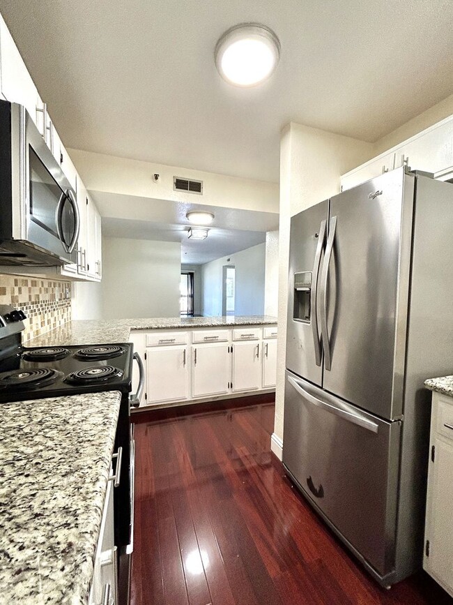 Building Photo - First-Floor 2-bedroom/2-bathroom Condo In ...