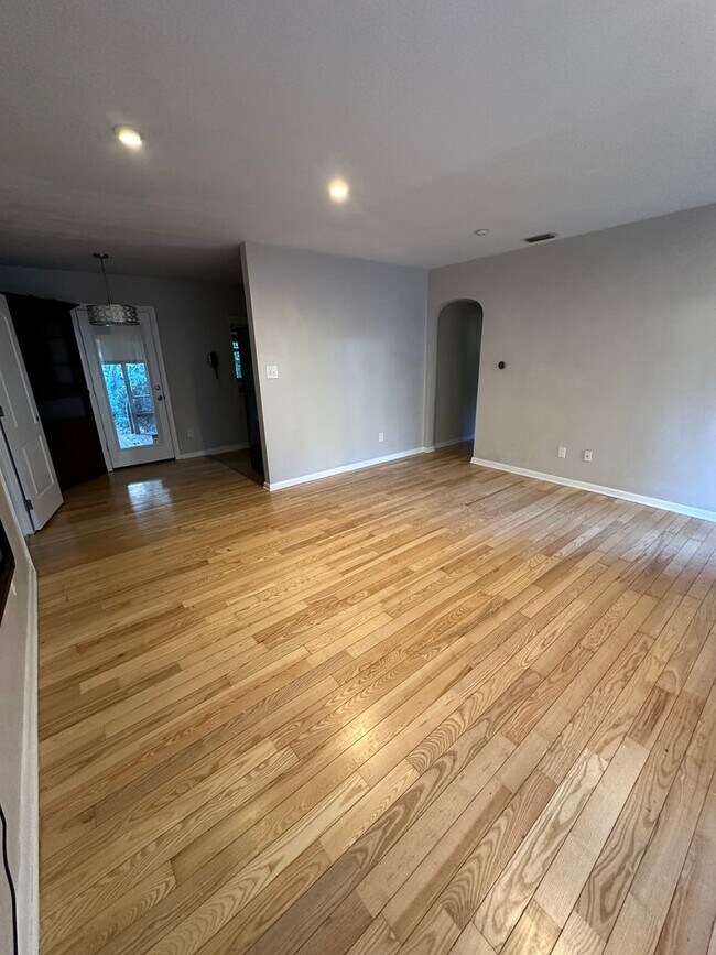 Foto del edificio - 4 bedroom, 2 bathroom house by TMH! Available now!