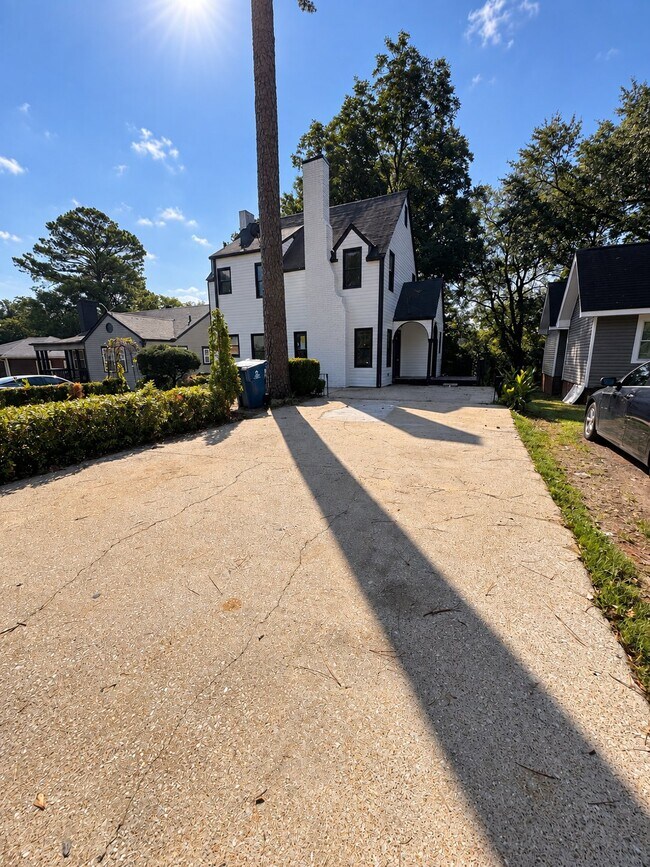 Building Photo - 236 Pinewood Ave