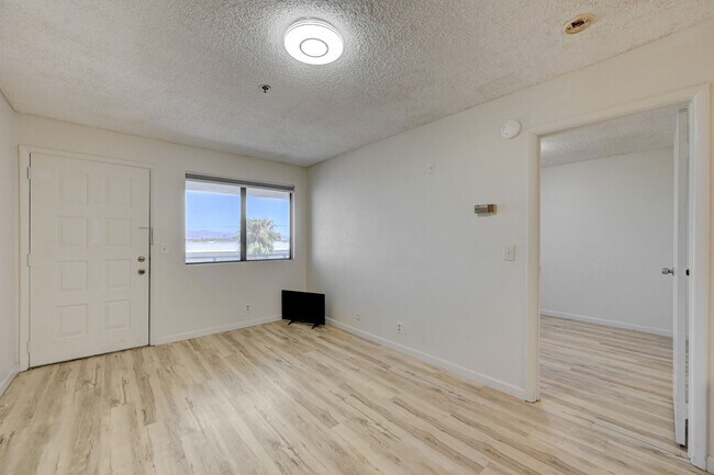 Foto del edificio - 1381 E University Ave.