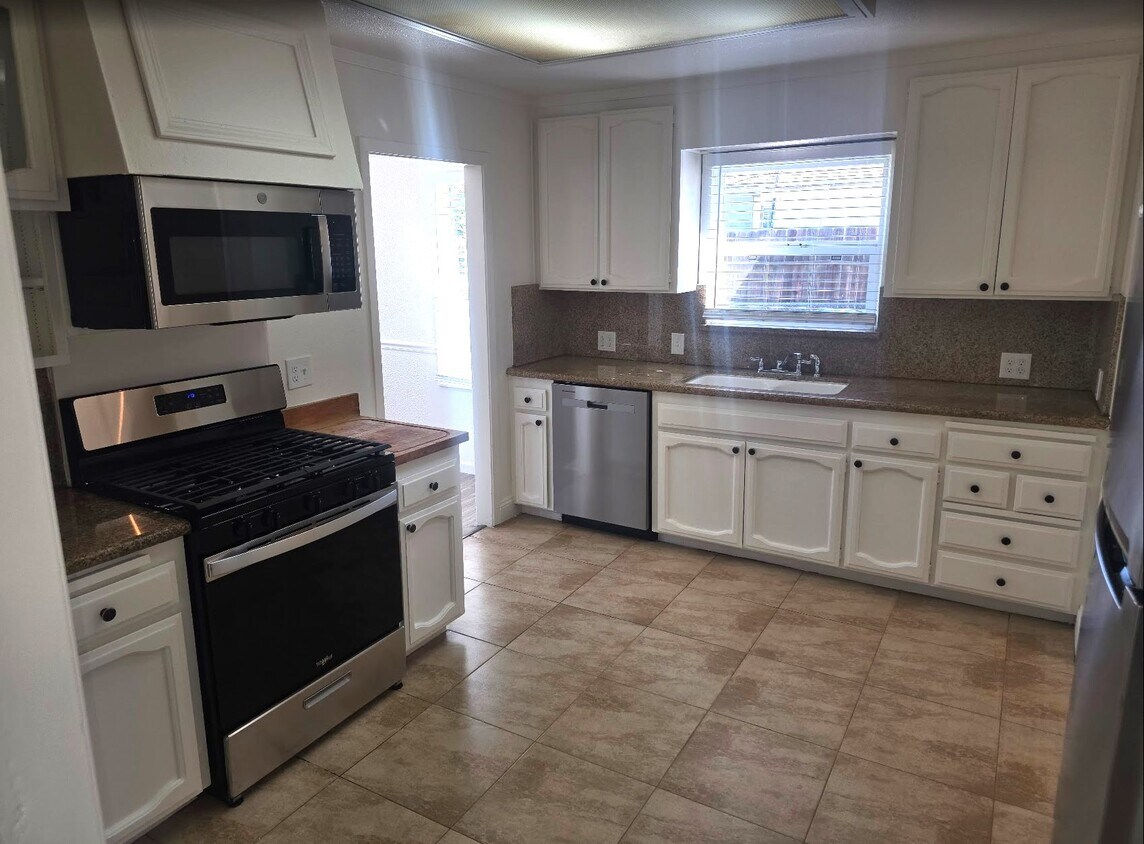 Primary Photo - 619 W 15th St