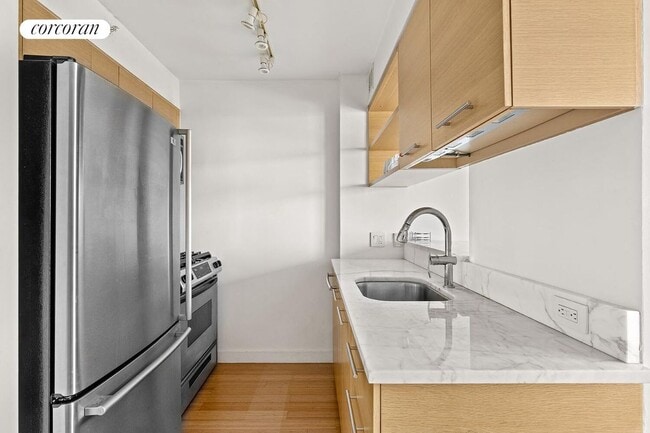 Building Photo - 100 W 39th St
